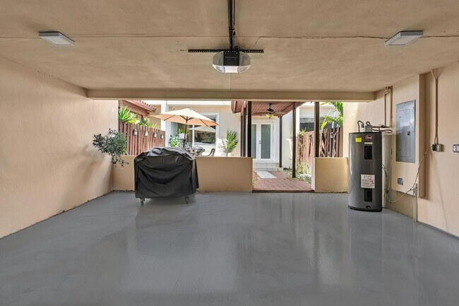 Building Photo - Fully Furnished Townhome in East Hollywood!