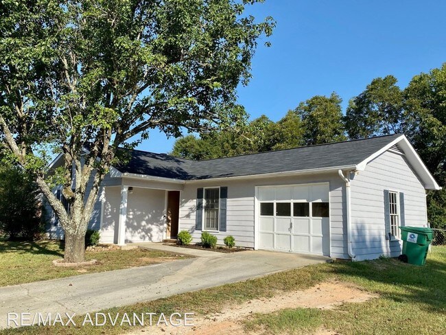 Building Photo - 3 br, 2 bath House - 130 N. HAMPTON DR.