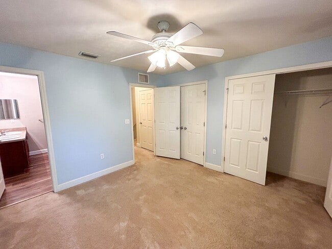 Building Photo - Woods Edge South #130