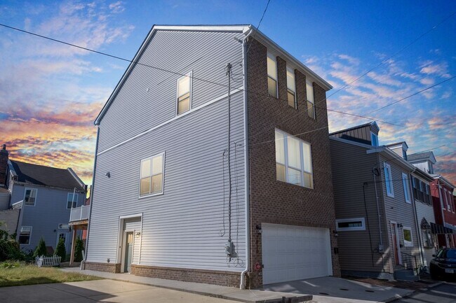 Building Photo - Luxury 3-Bedroom, 4-Bathroom House in Sout...