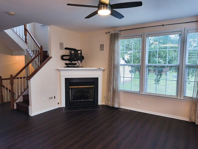 Building Photo - Exceptional End-Unit Townhome with Expansi...
