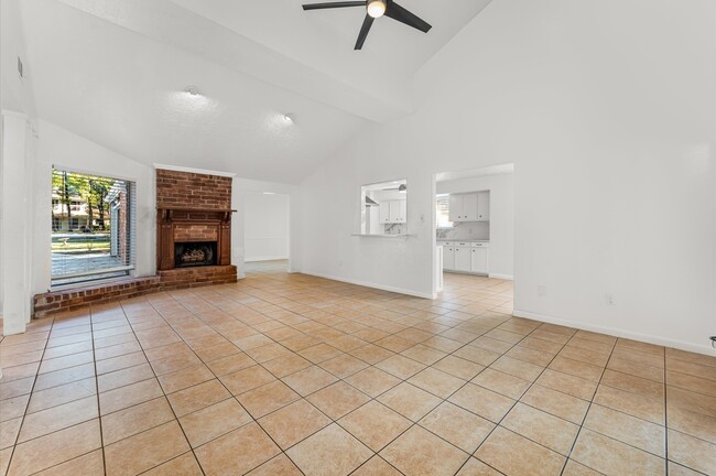 Building Photo - 33 Crystal Lake Ln