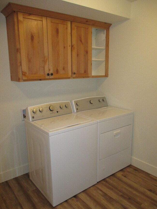 Building Photo - Beautiful Three Bedroom Duplex in South Salem