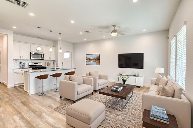 Building Photo - 3022 La Latina Dr