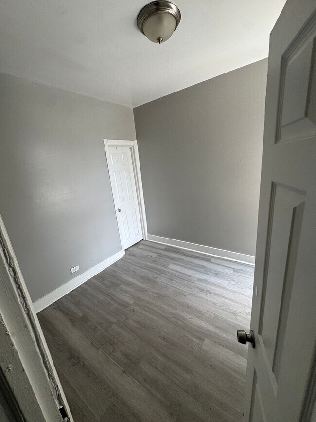 Building Photo - 2 bedroom 1 bath w/ an additional room