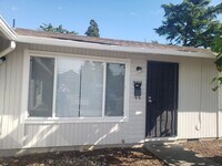 Building Photo - Updated Four-Plex in SE Portland with Fenc...