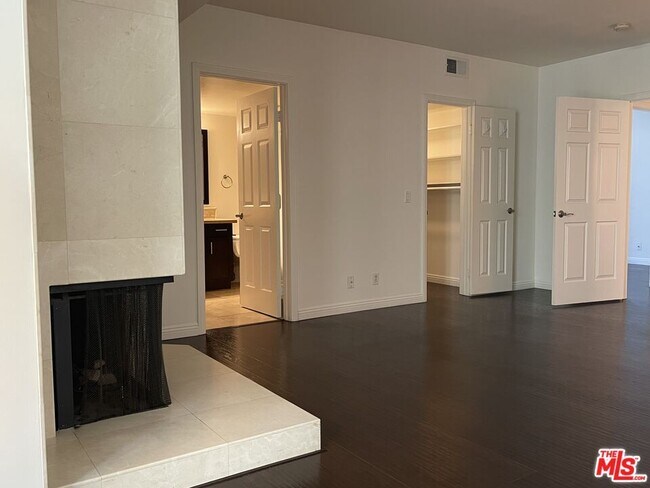 Building Photo - 431 N Doheny Dr