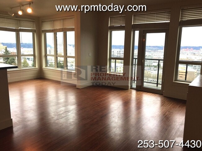 Building Photo - Incredible 5th Floor 2 Bedroom Condo with AMAZING Views!