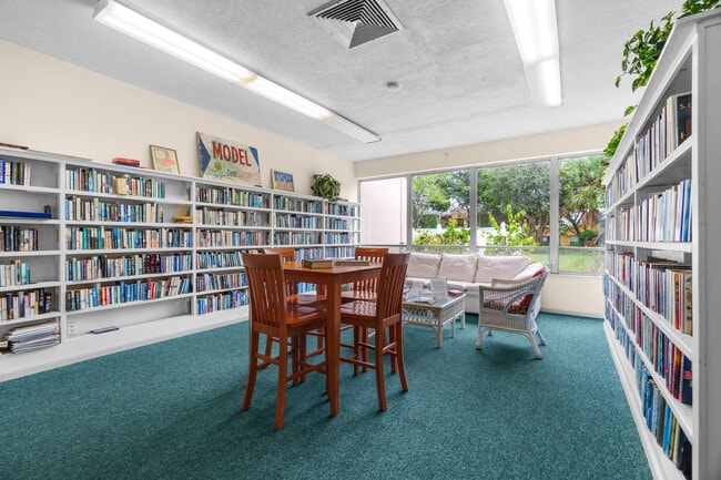 Building Photo - 410 NE 17th Ave