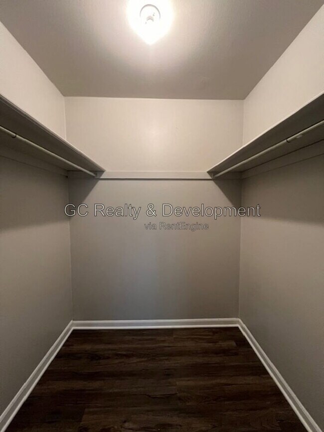 Building Photo - 12 Simpson St