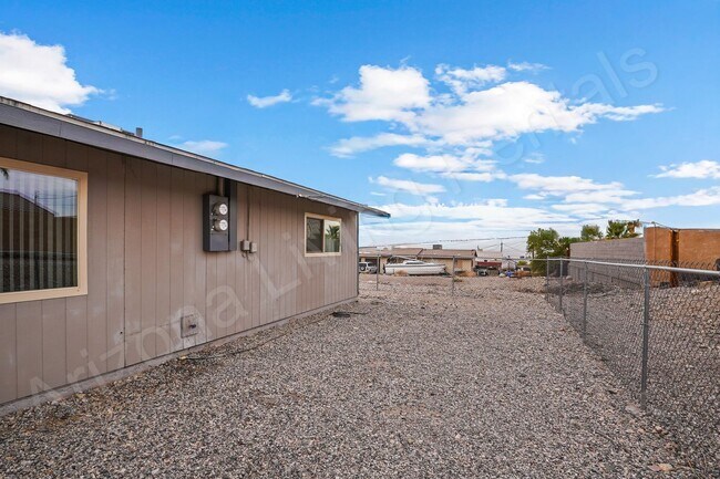 Building Photo - 703 Desert Glen Dr