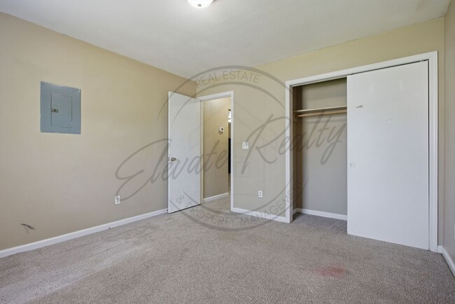 Building Photo - SPRING SPECIAL: 1/2 OFF FIRST MONTHS RENT - Two Bedroom Ranch Duplex in Columbia!