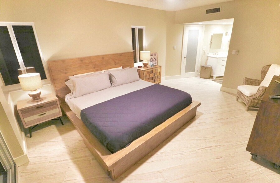 Building Photo - 4805 Gulf of Mexico Dr