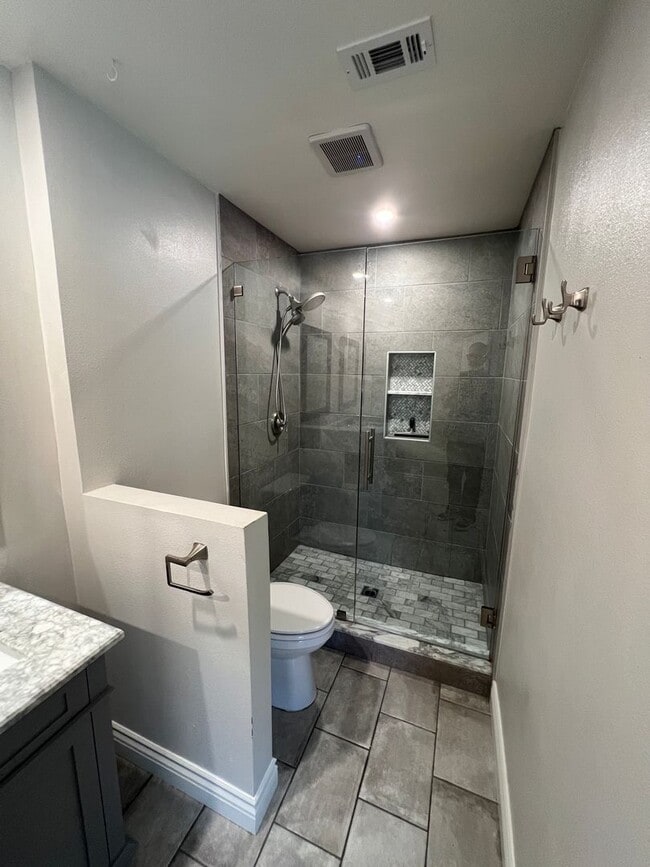 Building Photo - Updated Townhome in Ventura