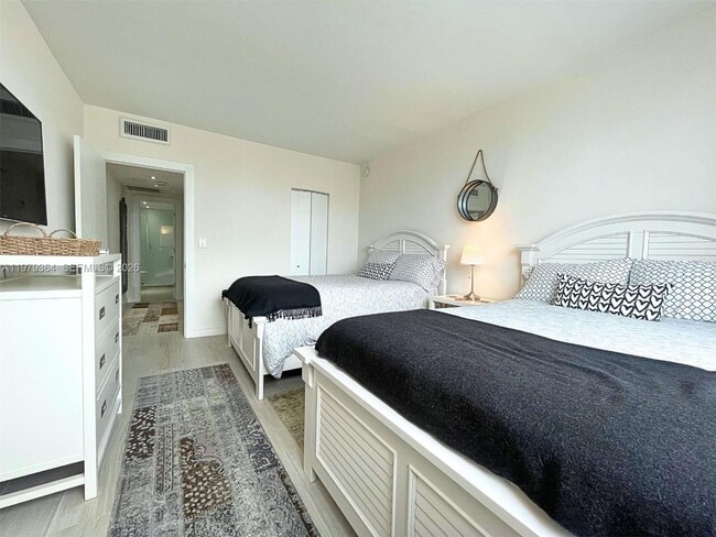 Building Photo - 500 Bayview Dr