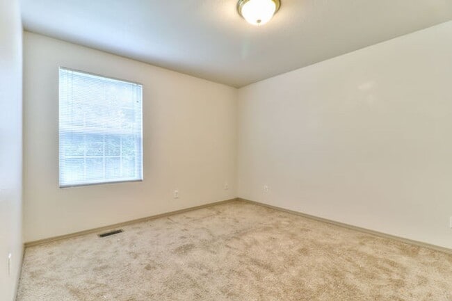 Building Photo - Spacious 3 bedroom, 1 bath home in Urbana ...