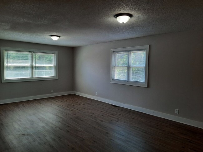 Building Photo - $1195 - 3 bedroom/ 2 bathroom plus bonus r...