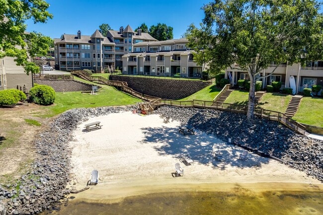 Building Photo - Charming 2 bed 2 bath condo with great water views in gated community in Charlotte on Lake Wylie!