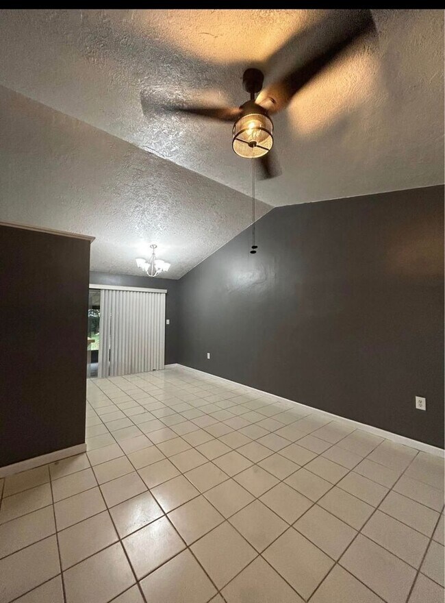 Building Photo - DeBary 3 Bedroom 1 Bath $1850.00 Month Call Carole Arcaro 386-216-4900 Deltona Lakes Realty