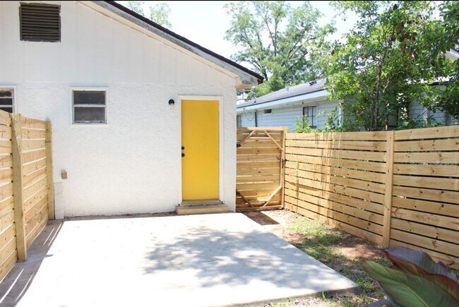 Building Photo - 2141 Poppy St
