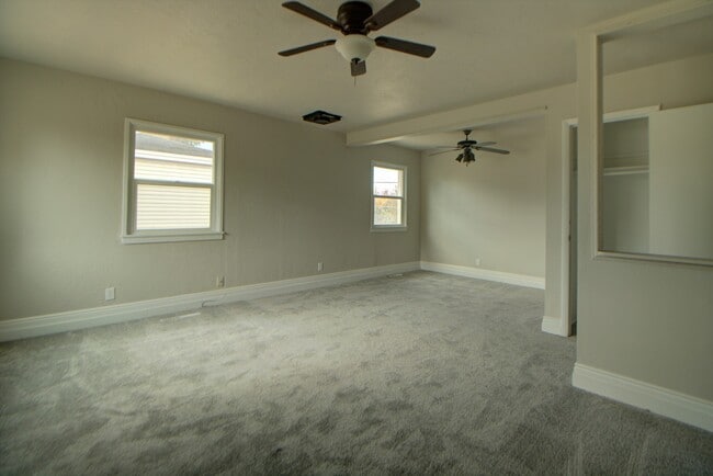 Building Photo - Pet Friendly Kearns Home