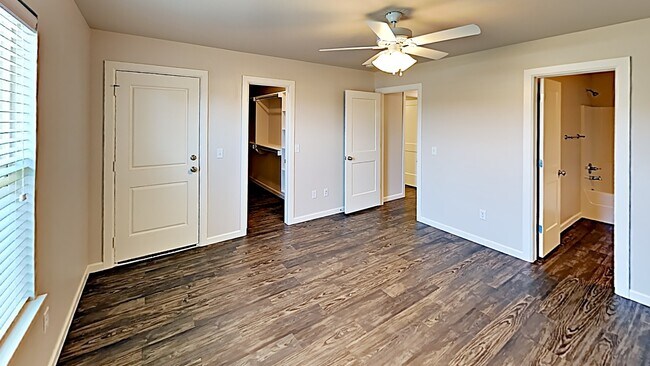 Building Photo - 3 Bedroom 2 Bath Duplex Near Tinker AFB