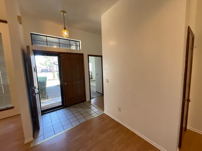 Building Photo - Spacious 3 bed, 2 bath, 2 living areas, 2 car garage