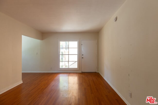 Building Photo - 1316 1/4 S Barrington Ave-1316