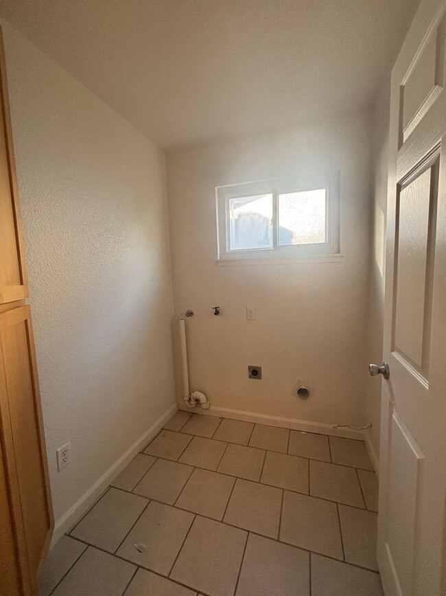 Building Photo - Central Roseville, Close to Shopping and Parks, 3 Bedroom 2 Bathrooms, 1536sq feet