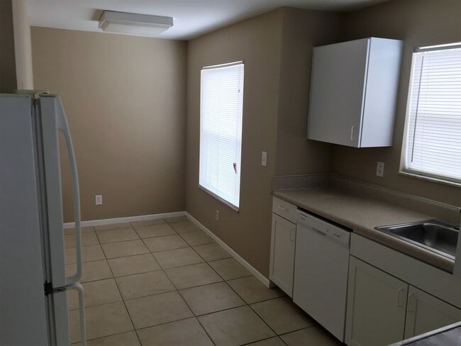 Building Photo - Available NOW! Adorable 2/2 located off of...