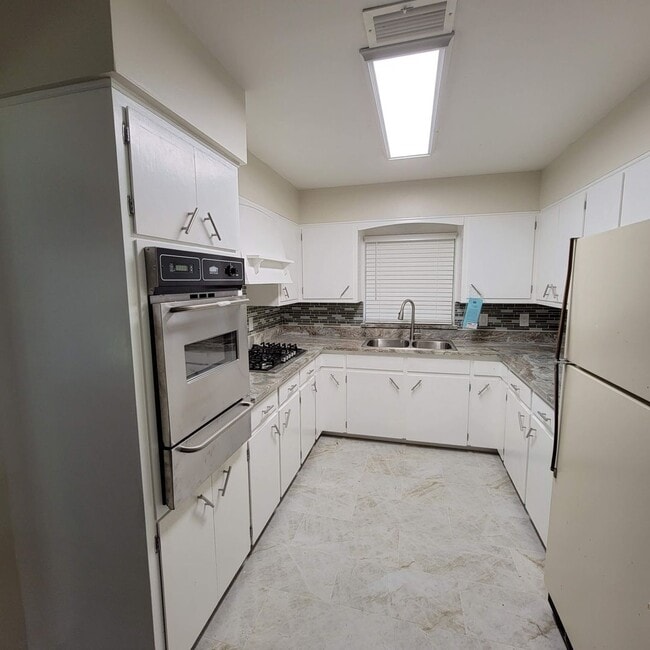 Building Photo - 3 bed, 2 bath 2 car carport