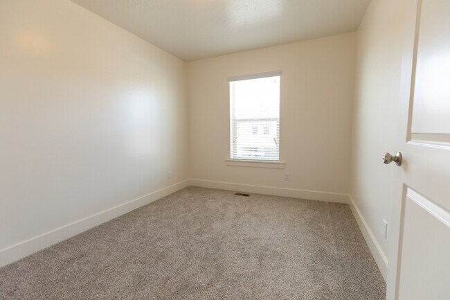 Building Photo - Spanish Fork Townhome