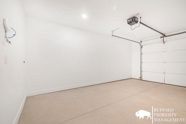 Building Photo - Beautiful brand new luxury 3 Bedroom 2.5 B...