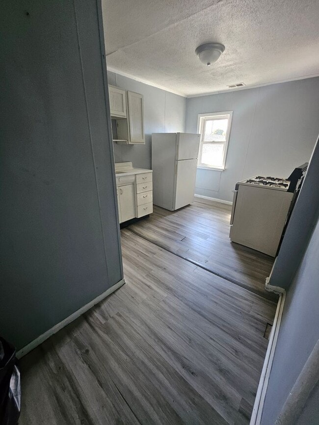 Building Photo - Upper 1 bedroom unit gas included