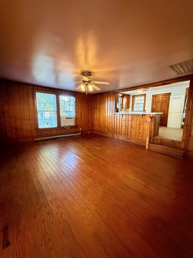 Building Photo - 332 Pinelake Dr.