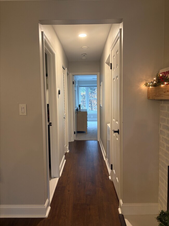 Building Photo - 7602 Lakeside Village Dr