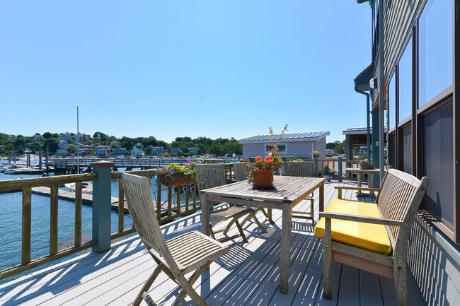 Building Photo - Winter Rental: Waterfront 3 Bed/3 Bath on Rocky Neck