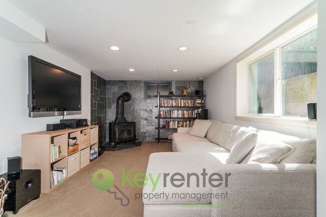 Building Photo - Beautiful 4-Bed, 2.5-Bath with Outdoor Liv...