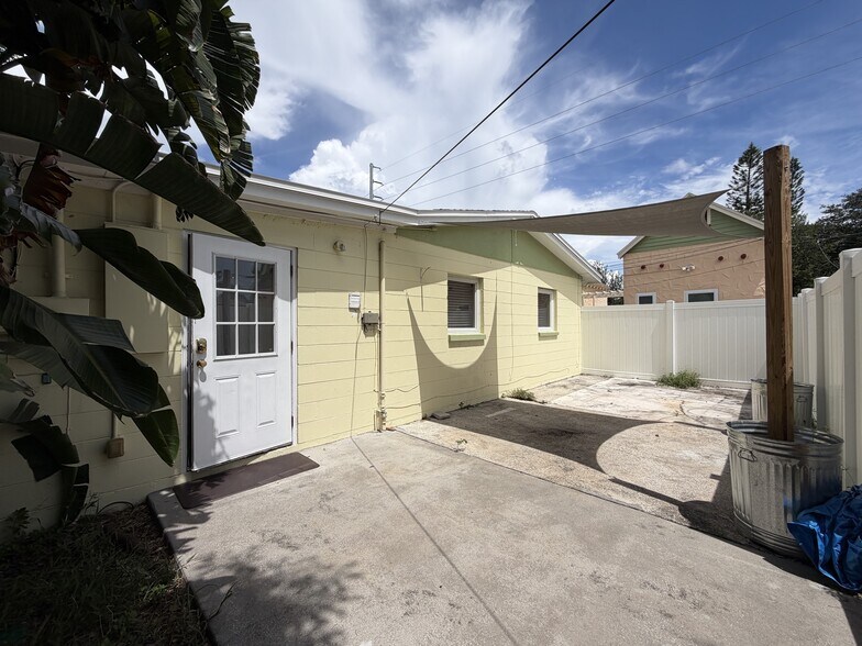 Building Photo - 2 Bed/2 Bath