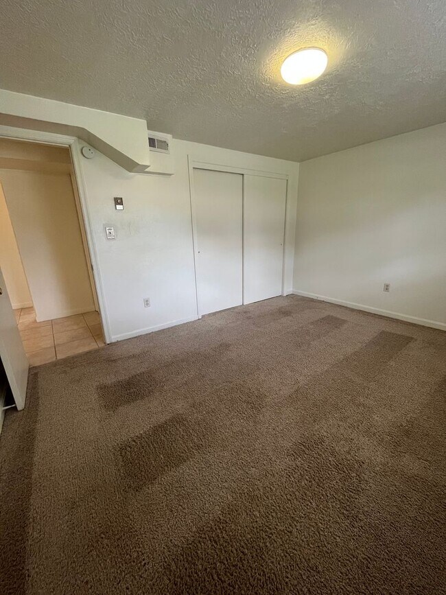 Building Photo - 207 Broce Dr