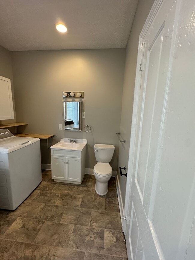 Building Photo - Spacious Four Bedroom House Close to Downt...