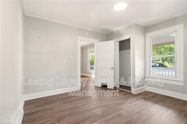 Building Photo - 2051 Bloomfield Dr