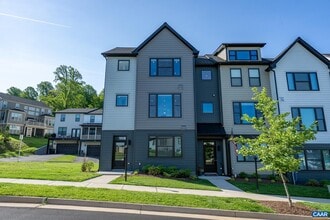 Building Photo - 1521 Knoll Ln