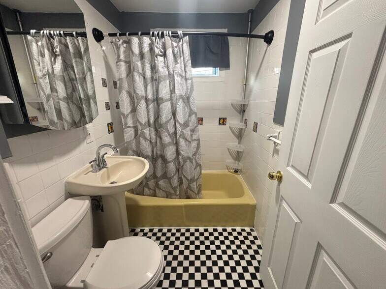 Bathroom - 29 Derby St