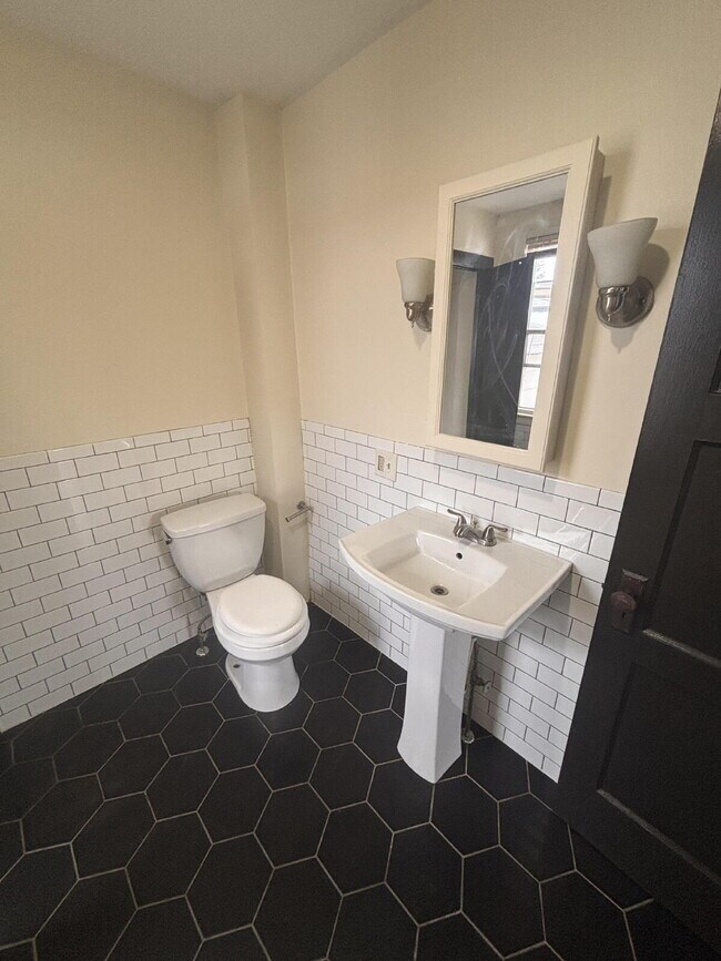 Building Photo - Spacious 2+ Bedroom in Prime Brunswick Location