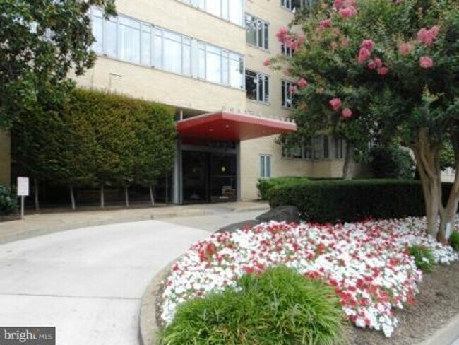 Primary Photo - Fantastic location! Great Large Studio for...