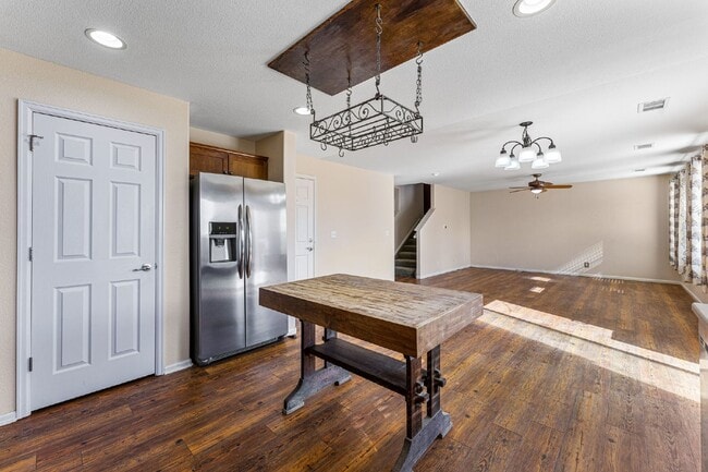 Building Photo - Lovable 3 Bed, 2.5 Bath Single Family Thor...
