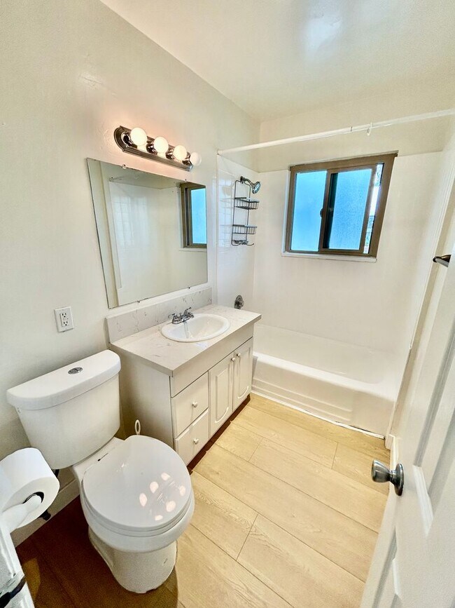 Building Photo - Spacious 2 Bed / 1 Bath Apartment in the Heart of South Park!