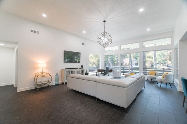 Building Photo - 3103 Hemingway Dr