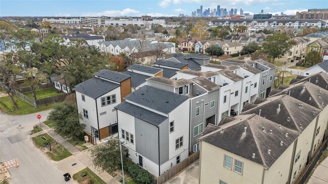 Building Photo - 608 W 28th St